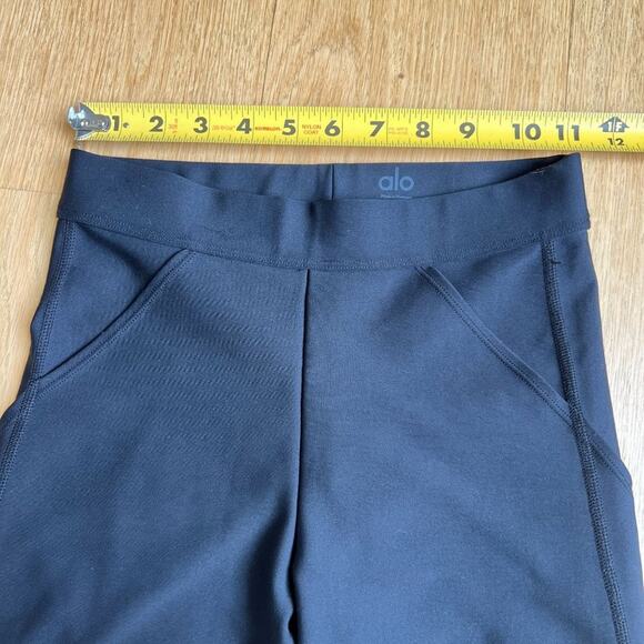 Alo Leggings with Pockets in Black - Picture 4 of 6